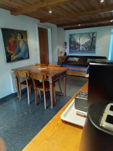 Una televisión o centro de entretenimiento en BnB Chantevent