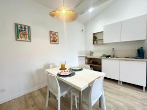 Kuchyň nebo kuchyňský kout v ubytování L'Atelier des Couleurs - T2 Neuf - plain-pied