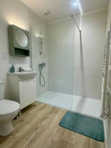 Koupelna v ubytování L'Atelier des Couleurs - T2 Neuf - plain-pied