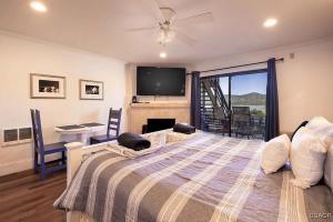 Ένα ή περισσότερα κρεβάτια σε δωμάτιο στο Lake Forest Shores at Big Bear Lake +25 φωτογραφίες