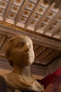 eine Statue einer Frau in einem Museum in der Unterkunft Giordano Segreto in Rom + 26 Fotos