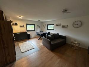 un salon avec un canapé et une table dans l'établissement Ferienwohnung vor dem Zoller, à Boll