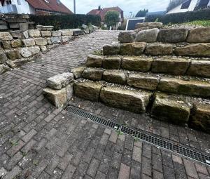 un mur de retenue en pierre avec un ensemble de marches dans l'établissement Ferienwohnung vor dem Zoller, à Boll