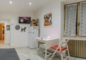 une cuisine avec un bureau, un réfrigérateur et une table dans l'établissement La casetta della Nini - Stay Explore and Love Cinque Terre, à La Spezia