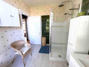 ランスにあるMaison meulière du 34e Sacre, à proximité du Domaine Pommeryのバスルーム(ウォークインシャワー、椅子付) +31枚の写真