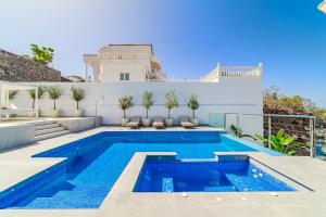 Casa Roque del Mar Private Villa with Heated Saltwater Pool, Jacuzzi & Ocean Views في أديخي: مسبح في الحديقة الخلفية للفيلا