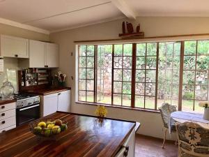 Victorian style cottage in Nyanga - 2096 في Juliasdale: مطبخ مع طاولة عليها صحن من الفواكه