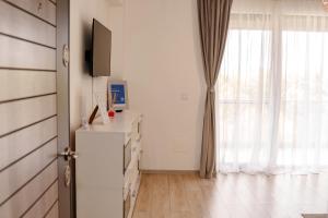 Habitación blanca con vestidor y ventana en DREAMS ESCAPE, en Craiova