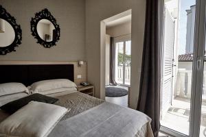 En eller flere senge i et værelse på Rouge Lifestyle Living Home