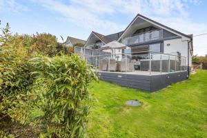 een groot huis met een groot terras en gazon bij 4 Bed in Woolacombe oc-l33535 in Mortehoe