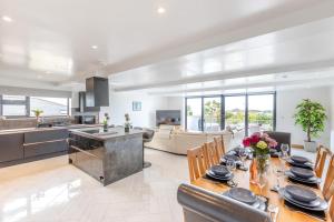 een keuken en woonkamer met een tafel en stoelen bij 4 Bed in Woolacombe oc-l33535 in Mortehoe