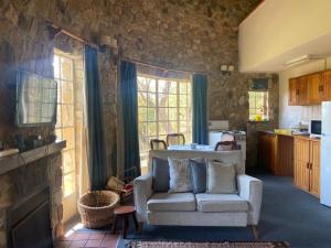 Beautiful round shaped cottage - 2094 في Juliasdale: غرفة معيشة مع أريكة ومطبخ