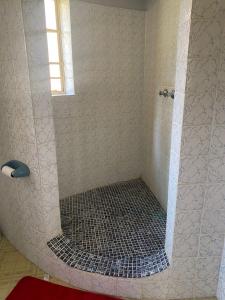 Beautiful round shaped cottage - 2094 في Juliasdale: حمام مع دش من البلاط +30 صورة