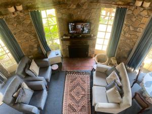 Beautiful round shaped cottage - 2094 في Juliasdale: اطلالة جوية على غرفة معيشة مع كنب ومدفأة