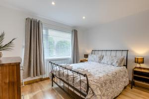 een slaapkamer met een bed en een raam bij 4 Bed in Woolacombe oc-l33535 in Mortehoe