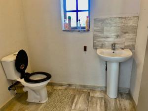 Stunning private cottage in the heart of Nyanga - 2095 في Juliasdale: حمام مع مرحاض ومغسلة +36 صورة