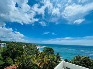 タンガラにあるMowni View - Tangalleの家のバルコニーから見える海の景色