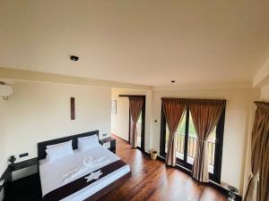 タンガラにあるMowni View - Tangalleのベッドと2つの窓がある寝室 +22枚の写真