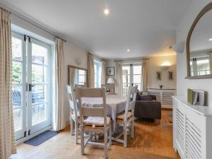 Un comedor con mesa y sillas en Riverview, en Somerford Keynes