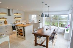 Barbonにある3 Bed in Barbon oc-b33652の木製のテーブルとダイニングルームのあるキッチン