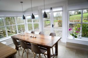 Barbonにある3 Bed in Barbon oc-b33652の木製のテーブルと椅子のあるダイニングルーム