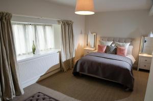 Barbonにある3 Bed in Barbon oc-b33652のベッドルーム1室(ピンクの枕が付くベッド1台、窓付) +4枚の写真