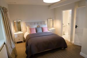 Barbonにある3 Bed in Barbon oc-b33652のピンクの枕が付いた大きなベッドのある寝室