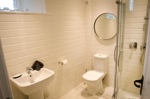 Barbonにある3 Bed in Barbon oc-b33652のトイレ、洗面台、鏡のあるバスルーム