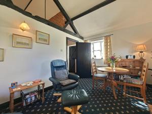 uma sala de estar com uma mesa e uma cadeira em 1 Bed in Yaxham oc-w33631 em Yaxham