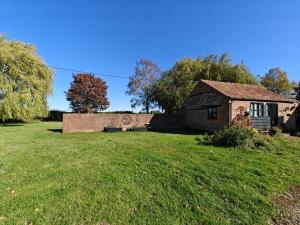 uma casa velha num campo com relva em 1 Bed in Yaxham oc-w33631 em Yaxham