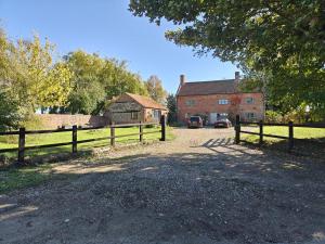 uma fazenda com cerca, casa e entrada para carros em 1 Bed in Yaxham oc-w33631 em Yaxham mais 11 fotografias