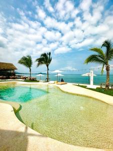 - une piscine bordée de palmiers à côté de l'océan dans l'établissement Azul Beach Resort and Restaurant, à Bophut 
