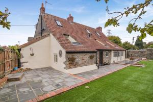 an exterior view of a house with a garden at 5 Bed in Cleeve oc-t33614 in Brockley