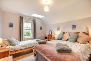 een slaapkamer met twee bedden en een raam bij 2 Bed in Broad Haven oc-h33632 in Broad Haven