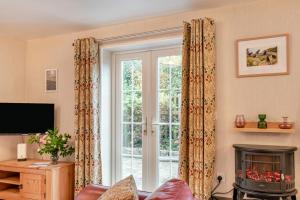 een woonkamer met een raam en een bank bij 2 Bed in Broad Haven oc-h33632 in Broad Haven