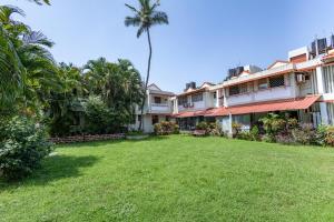 a large yard in front of a building at Ground Floor Studio With S Pool 3 Min Ride To Benaulim Beach in Benaulim