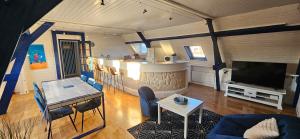 TV a/nebo společenská místnost v ubytování Le Bleu d 'Audinghen