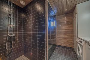 レヴィにあるLevin Stara A6 Visit Leviのバスルーム(シャワー、洗濯機、乾燥機付)