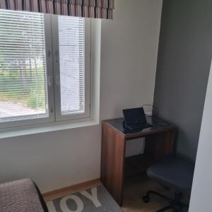 レヴィにあるLevin Stara A6 Visit Leviの窓際に机とノートパソコンが置かれた寝室