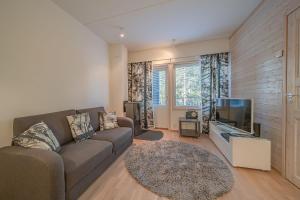 レヴィにあるLevin Stara A6 Visit Leviのソファと薄型テレビのあるリビングルーム