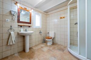 Un baño con inodoro, lavabo y ducha. en Cirerers - Casa Rural, en Masdenverge 14 fotos más