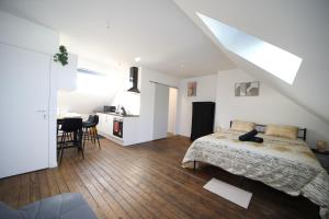 a bedroom with a bed and a dining room at Eden I, L'élégant! Seul , en couple ou en famille in Cambrai