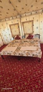 Postel nebo postele na pokoji v ubytování White Thar Camp