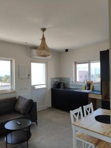 Kuchyň nebo kuchyňský kout v ubytování שלווה בנוף העמק