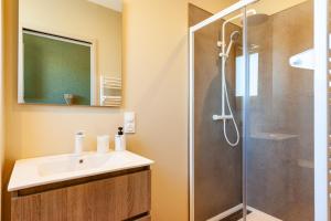 a bathroom with a sink and a shower at Le Repère du Douanier - Séjour pro, calme et cosy in Mayenne
