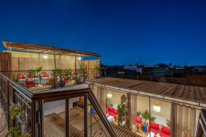 un balcone di un edificio con delle piante sopra di Riad des remparts Marrakech a Marrakech