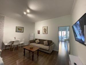 un salon avec un canapé et une table dans l'établissement Luxury Properties Tirana - rruga Elbasanit, à Tirana