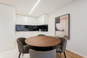 une salle à manger avec une table et des chaises en bois dans l'établissement GuestReady - Beach and Pool Escape in Gaia, à Madalena 31 autres photos