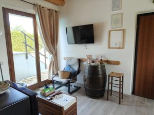 a living room with a barrel and a chair at Il Giardino Di Epicuro in Rocca San Giovanni