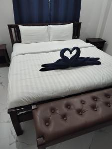 een bed met een hartvormige handdoek erop bij Waan Samui Pool Villa 2 in Taling Ngam Beach